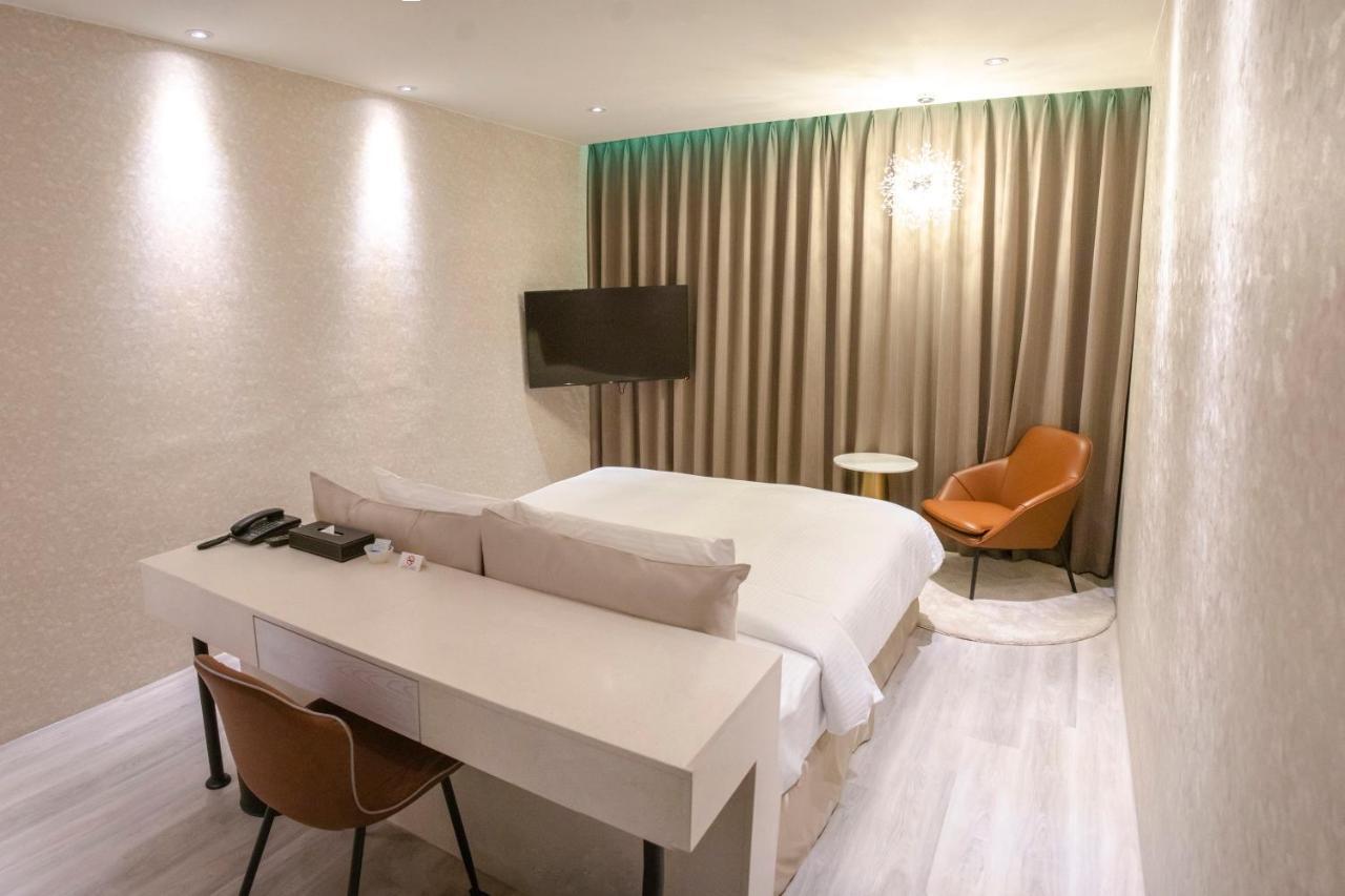 Fifth Avenue Motel Taichung Exterior foto
